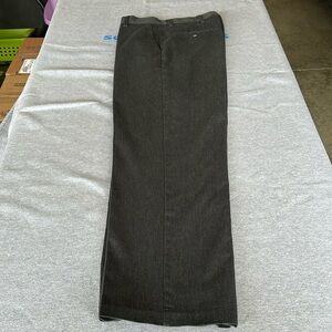 Like New Men’s Dockers D3 Classic Fit Flat Front Grey Khakis - Size 31x32